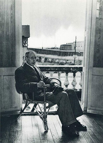 Pierre Bonnard assis by André Rogi.